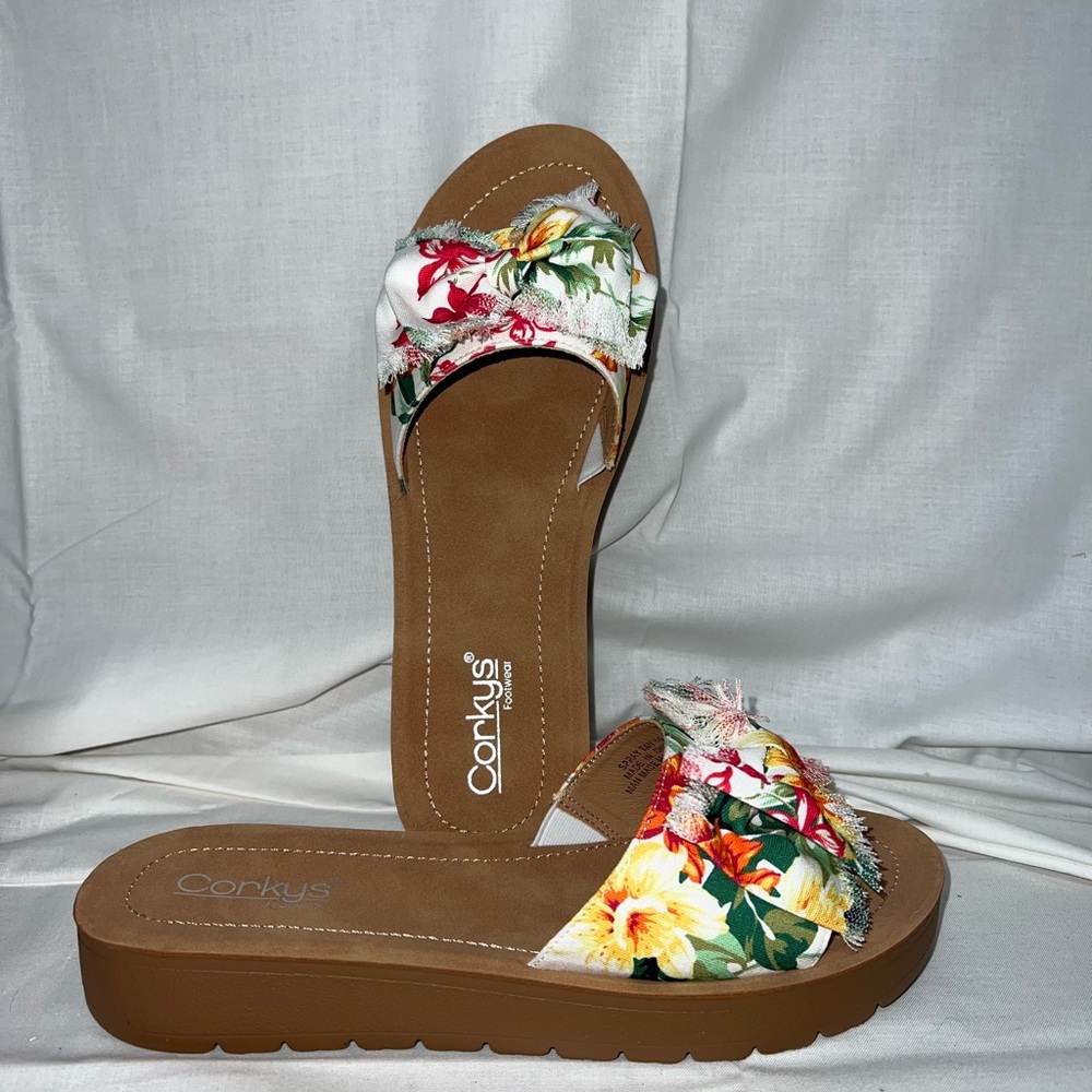 Corky’s spray tan sandals in floral size 10